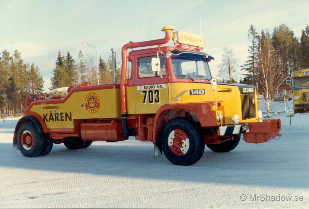 Bild 01-020.jpg - 1976 Luftintagets snorkel flyttades fram för att inte få skitig luft och rundgång från avgaspiporna.